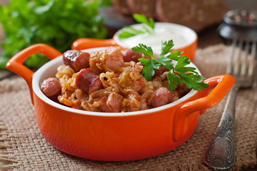 Квашеная капуста с картофелем и сосисками