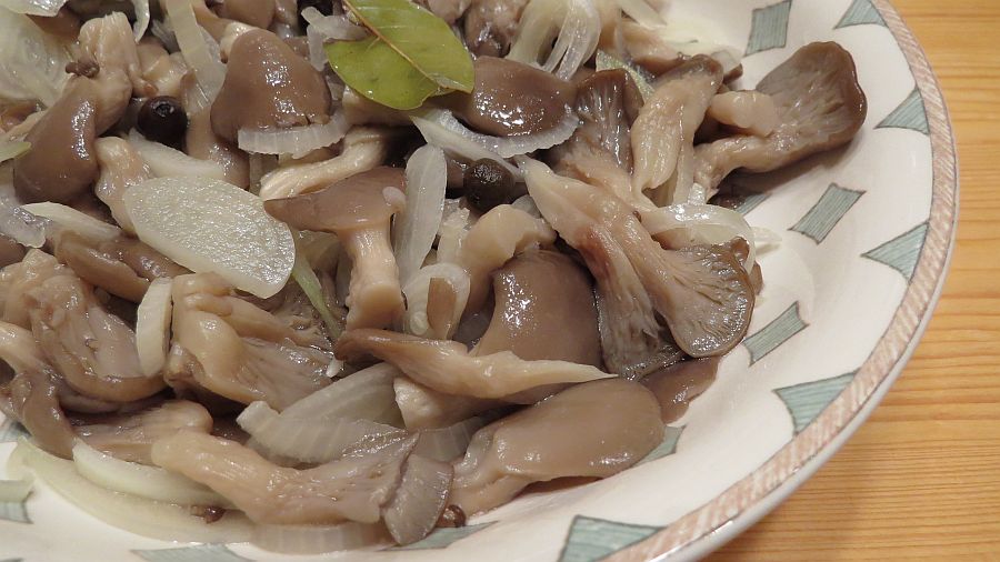 Быстрый рецепт маринованных вешенок: вкусно, в домашних условиях