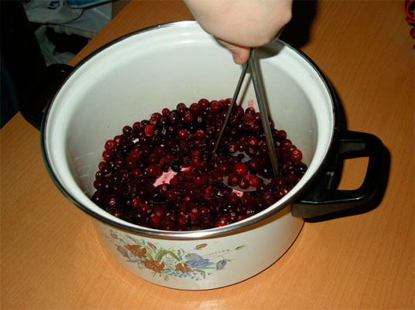 Для варенья клюкву перемалывают с сахаром