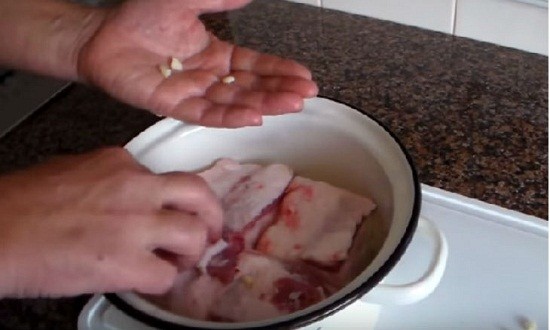 положить сало с чесноком