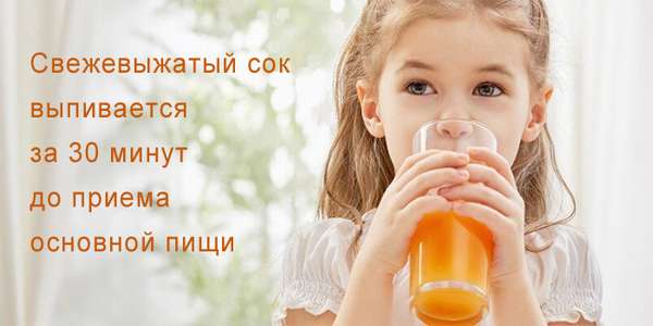 На фото: девушка пьет сок