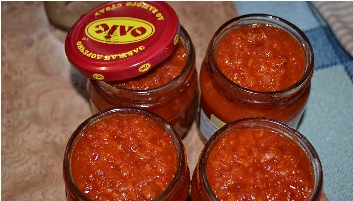 Острая аджика с яблоками и хреном