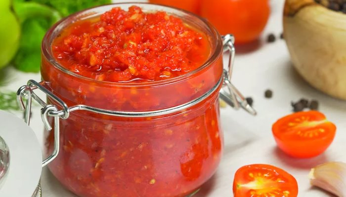 Аджика с яблоками и вином