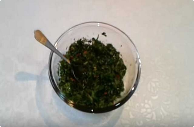 измельчить зелень с чесноком и солью