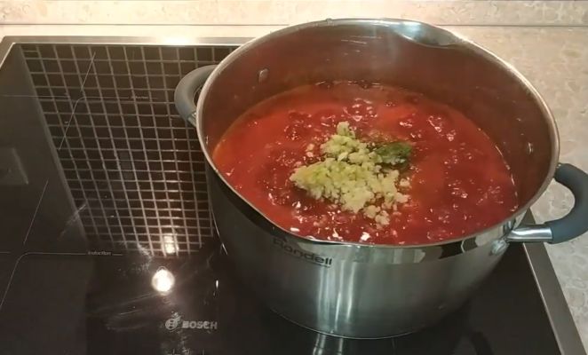 добавить измельченный чеснок