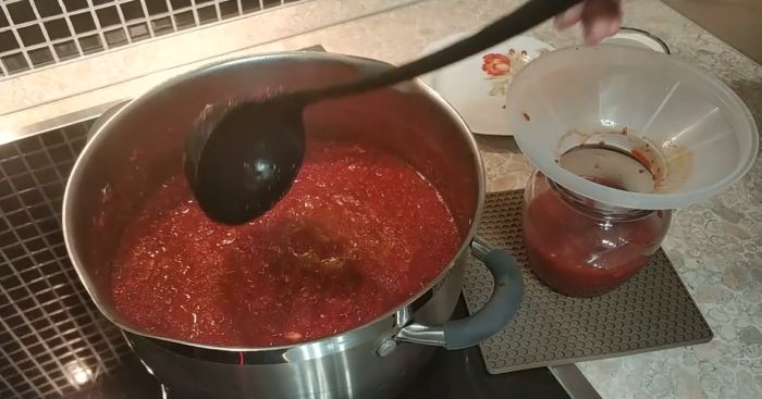 положить аджику в банки