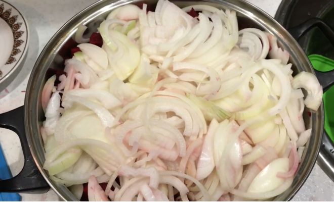 лук нарезать полукольцами