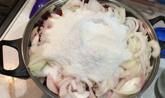 добавить соль, сахар и уксус