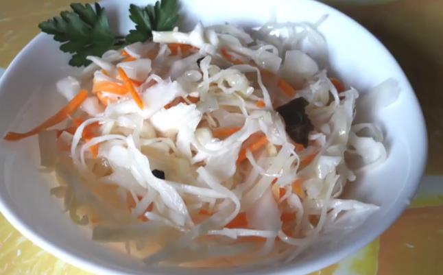 Быстрый рецепт горячей капусты с уксусом в банке