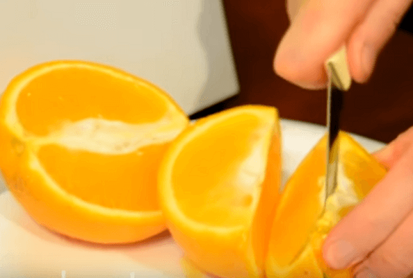 Апельсин нарезать кусочками