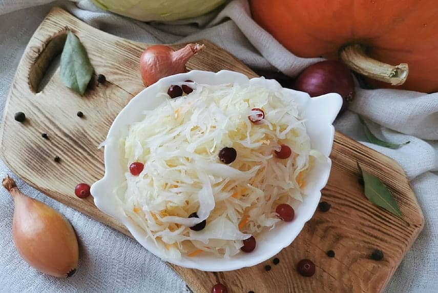 квашеная капуста на тарелке