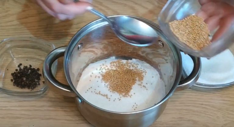 Маринованный лук на зиму в банке: 6 домашних рецептов