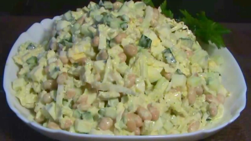 Простой и вкусный салат из китайской капусты с кукурузой и яблоками