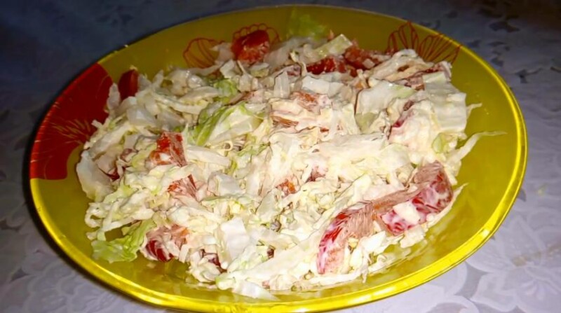 Салат из пекинес-капусты, сыр и перец