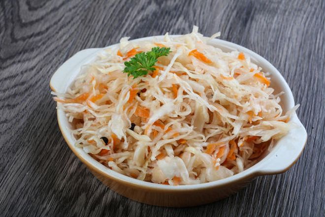 Салат из квашеной капусты