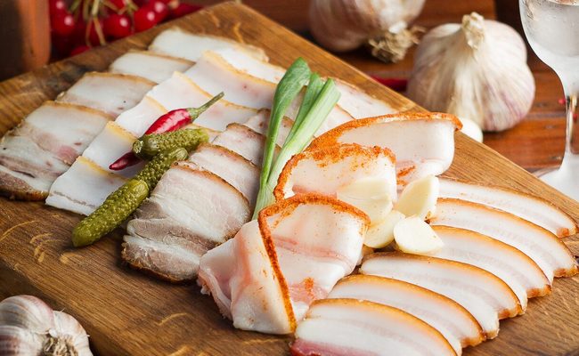 Как вкусно засолить маринованное сало в банке