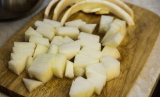 Мякоть дыни измельчить произвольно, кожуру и семена удалить. 