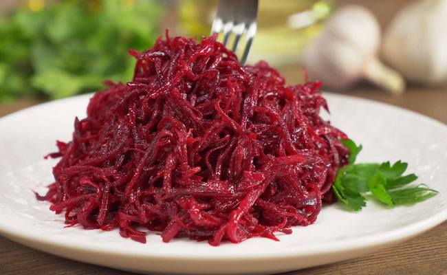 Простой корейский салат из свеклы на зиму с луком
