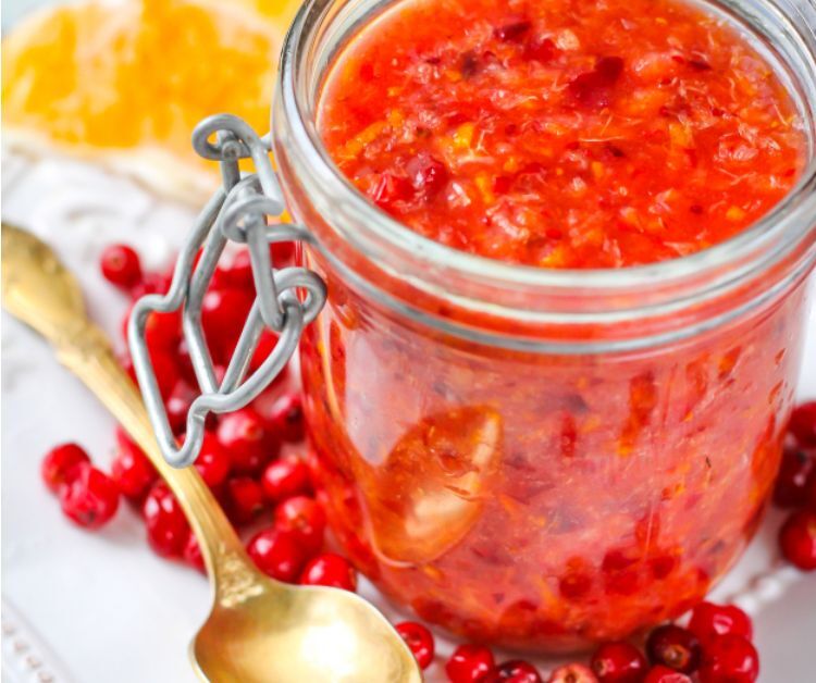 Варенье из клюквы с апельсином и сахаром в мясорубке