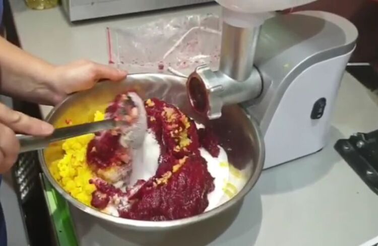 Варенье из клюквы с апельсином и сахаром в мясорубке