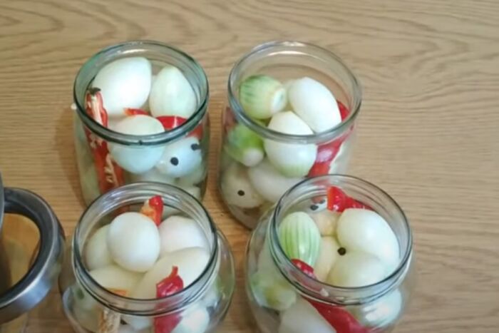 Маринованный лук на зиму в банке