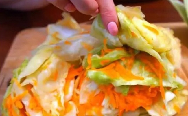 Нарезанная капуста слоями с морковью и солью