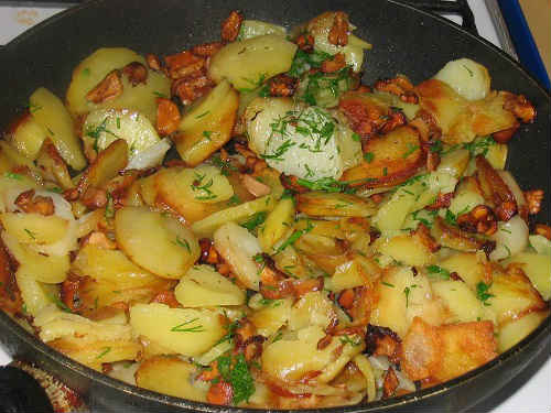 жареный картофель с лисичками