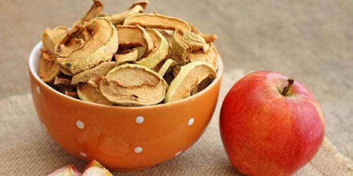 Сушеные яблоки в миске и свежие фрукты