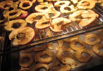 Всю зиму - с витаминами! Советы, как сушить яблоки в духовке, вкусные полезные рецепты